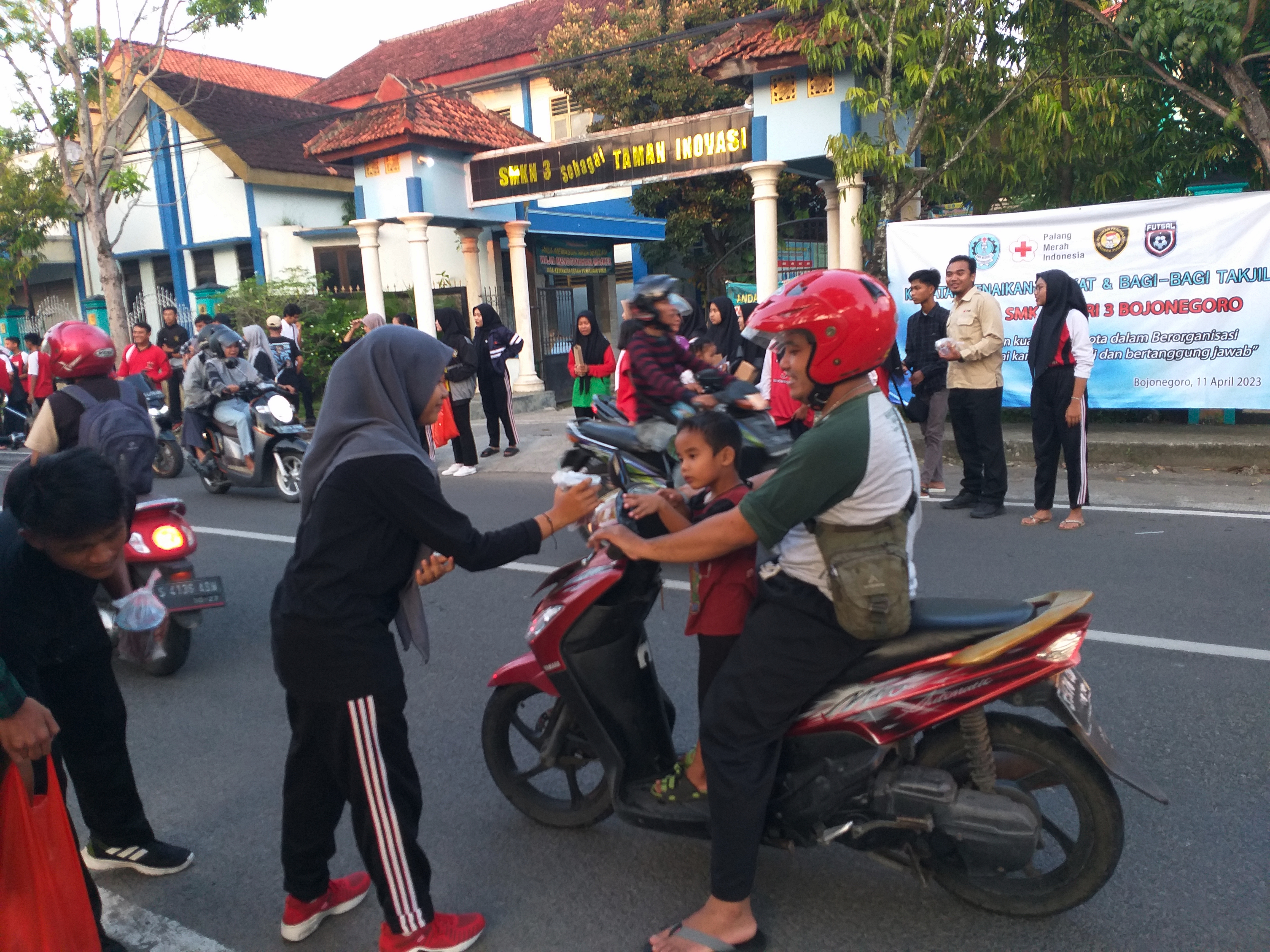 SMK Negeri 3 Bojonegoro Peduli Sesama Bagi-bagi Takjil 